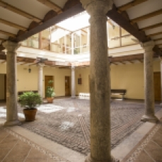 Patio interior con columnas toscanas