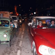Desfile vehículos nocturno